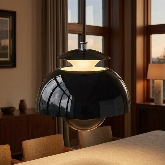 Lámpara colgante Flora encendida sobre una mesa de comedor