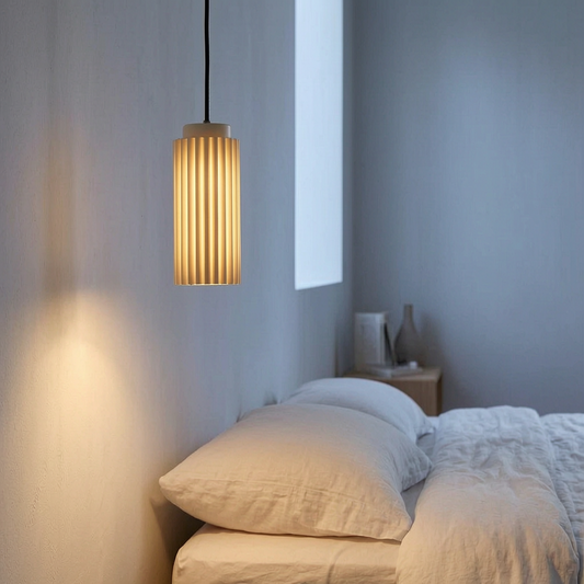 Lámpara colgante NordicGlow encendida junto a una cama