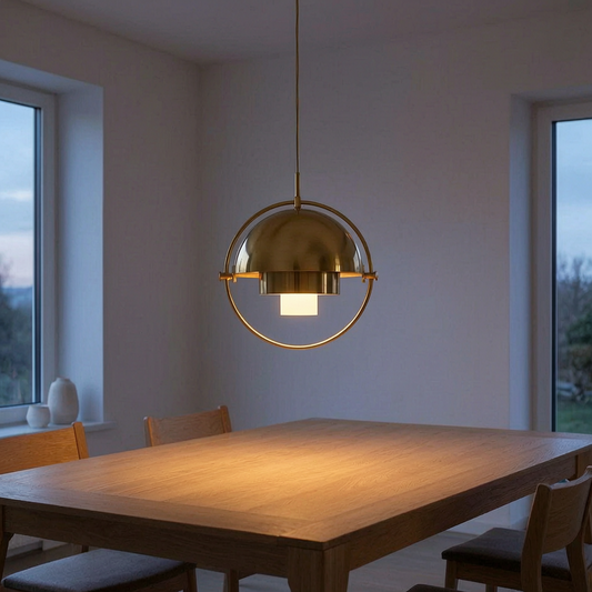 Lámpara colgante nórdica encendida sobre una mesa de comedor