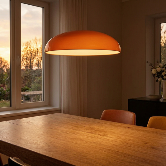 Lámpara colgante Lira encendida sobre una mesa de comedor
