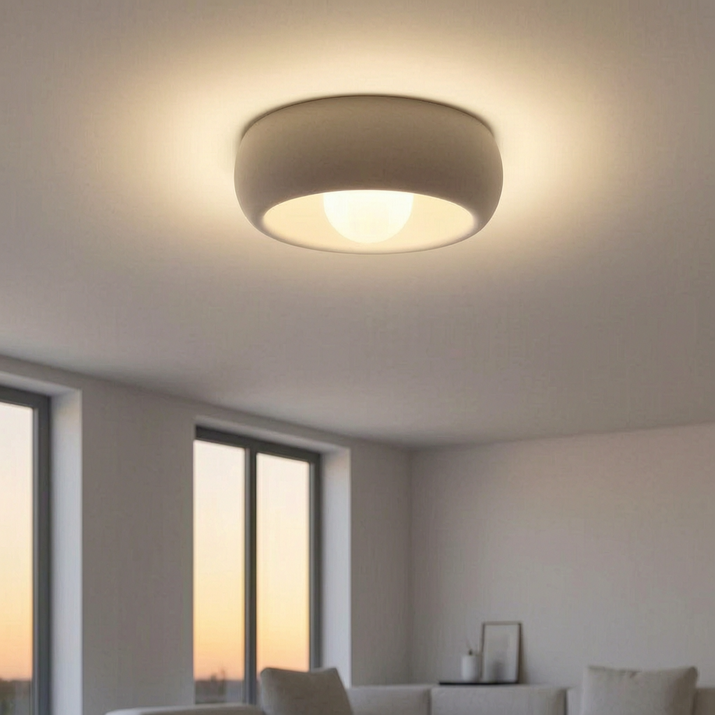 Lámpara de techo circular encendida en un salón minimalista
