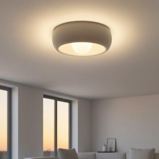 Lámpara de techo circular encendida en un salón minimalista