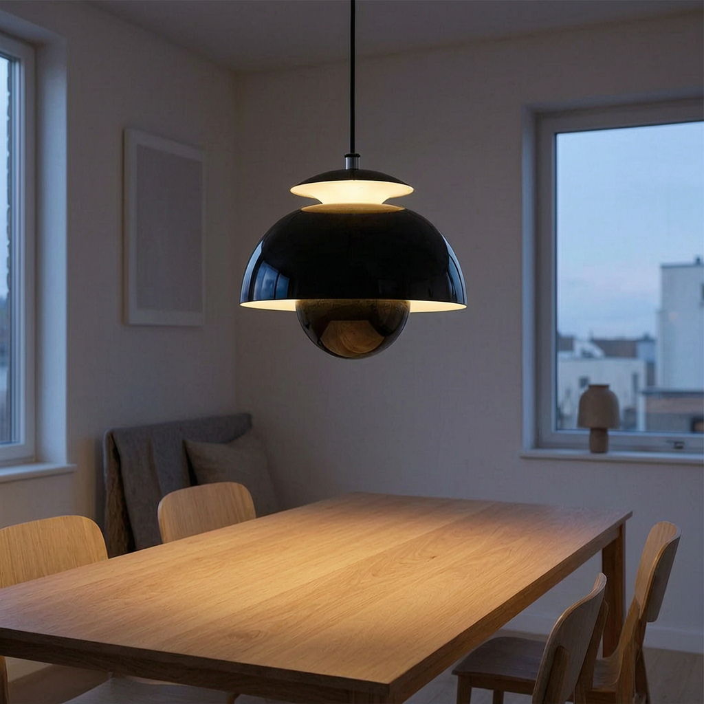Lámpara colgante LED escandinava encendida sobre una mesa de comedor