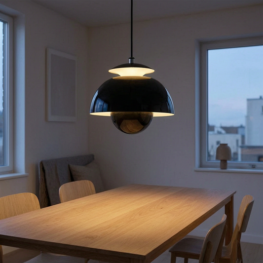 Lámpara colgante LED escandinava encendida sobre una mesa de comedor