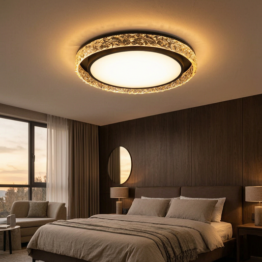 Lámpara de techo Crystal Halo encendida en un dormitorio elegante