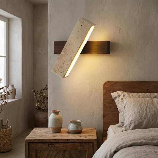 Aplique de travertino encendido junto a una cama