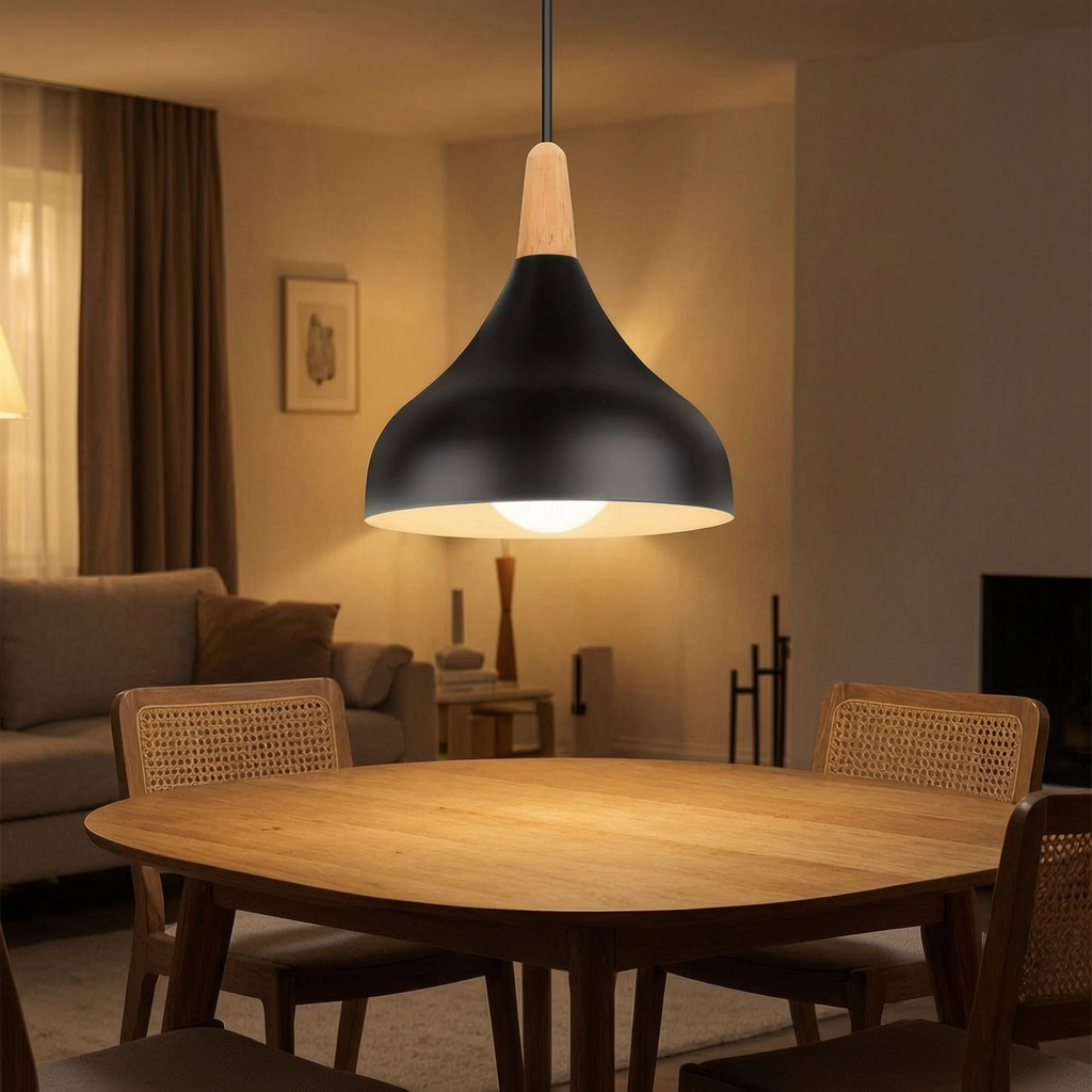Lámpara colgante en forma de gota encendida sobre una mesa de comedor