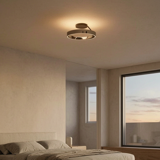 Luz de techo redonda LED encendida en un dormitorio moderno