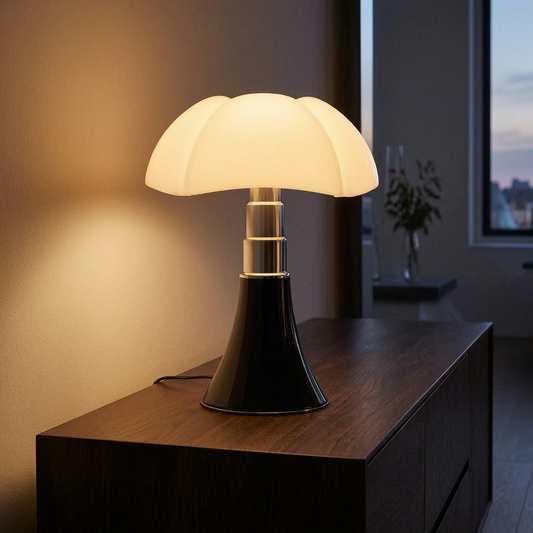 Lámpara de mesa flor encendida sobre un aparador