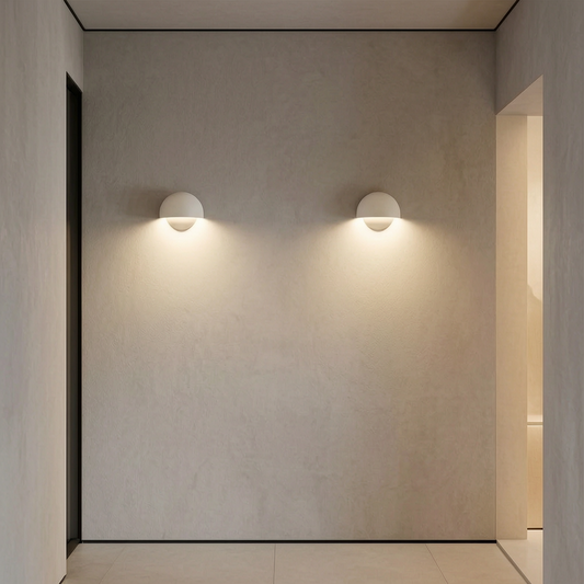 Luz de pared LED encendida en un pasillo moderno