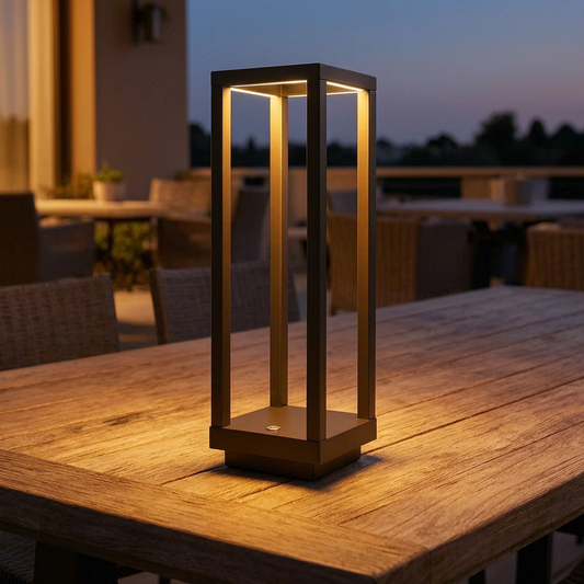 Lámpara de mesa portátil encendida en una terraza