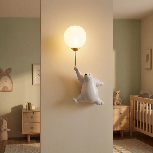 Lámpara de pared de osito encendida en un dormitorio infantil