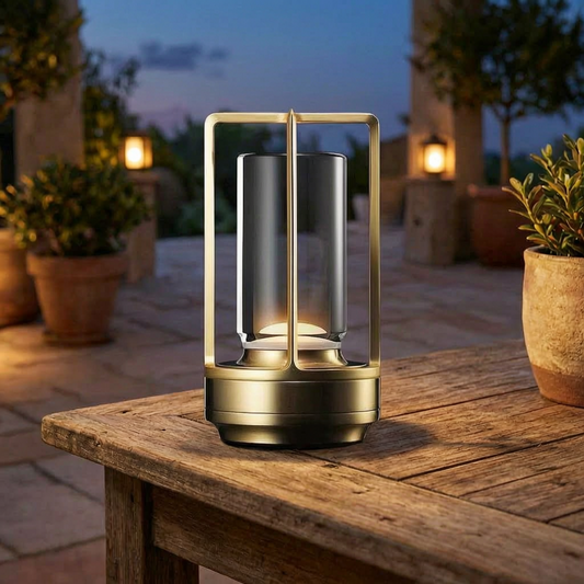 Farol recargable encendido en un patio