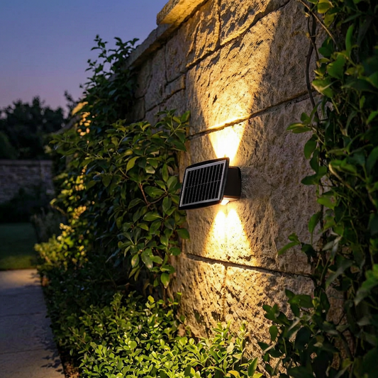 Aplique solar encendido en un muro de jardín
