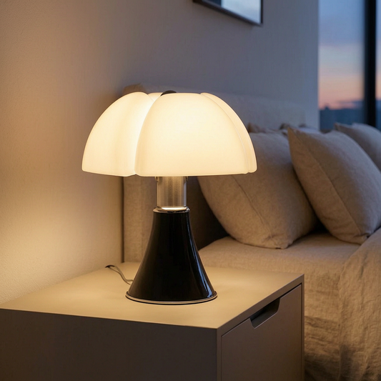Lámpara de mesa flor encendida en una mesita de noche