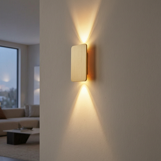 Lámpara de pared cuadrada encendida en un salón moderno
