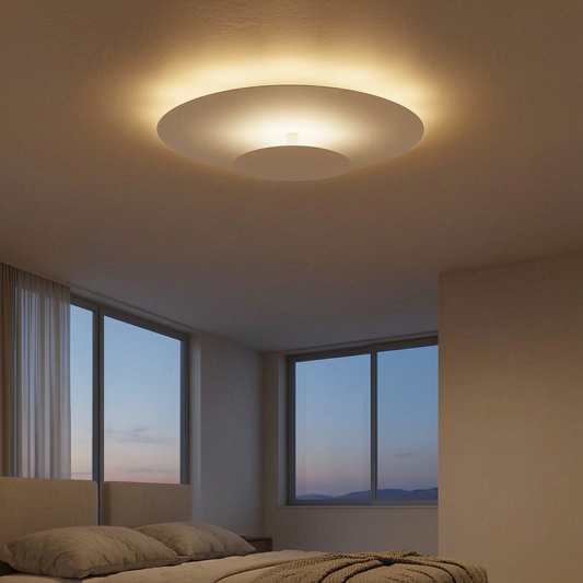 Lámpara de techo LED redonda encendida en un dormitorio