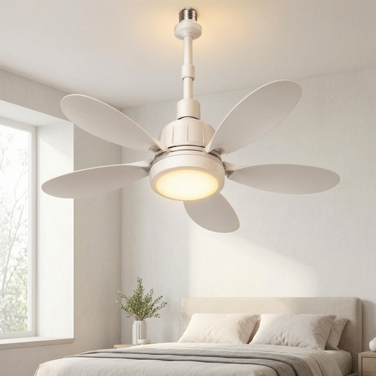 Ventilador de techo con luz instalado en un dormitorio