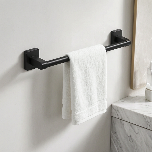 Toallero de aluminio en la pared de un baño moderno