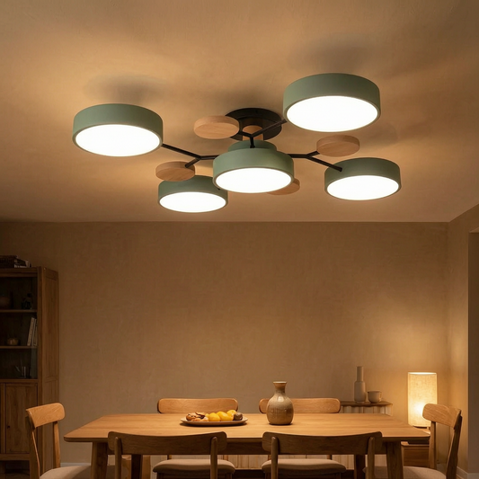 Lámpara de techo LED semiempotrada encendida en un comedor