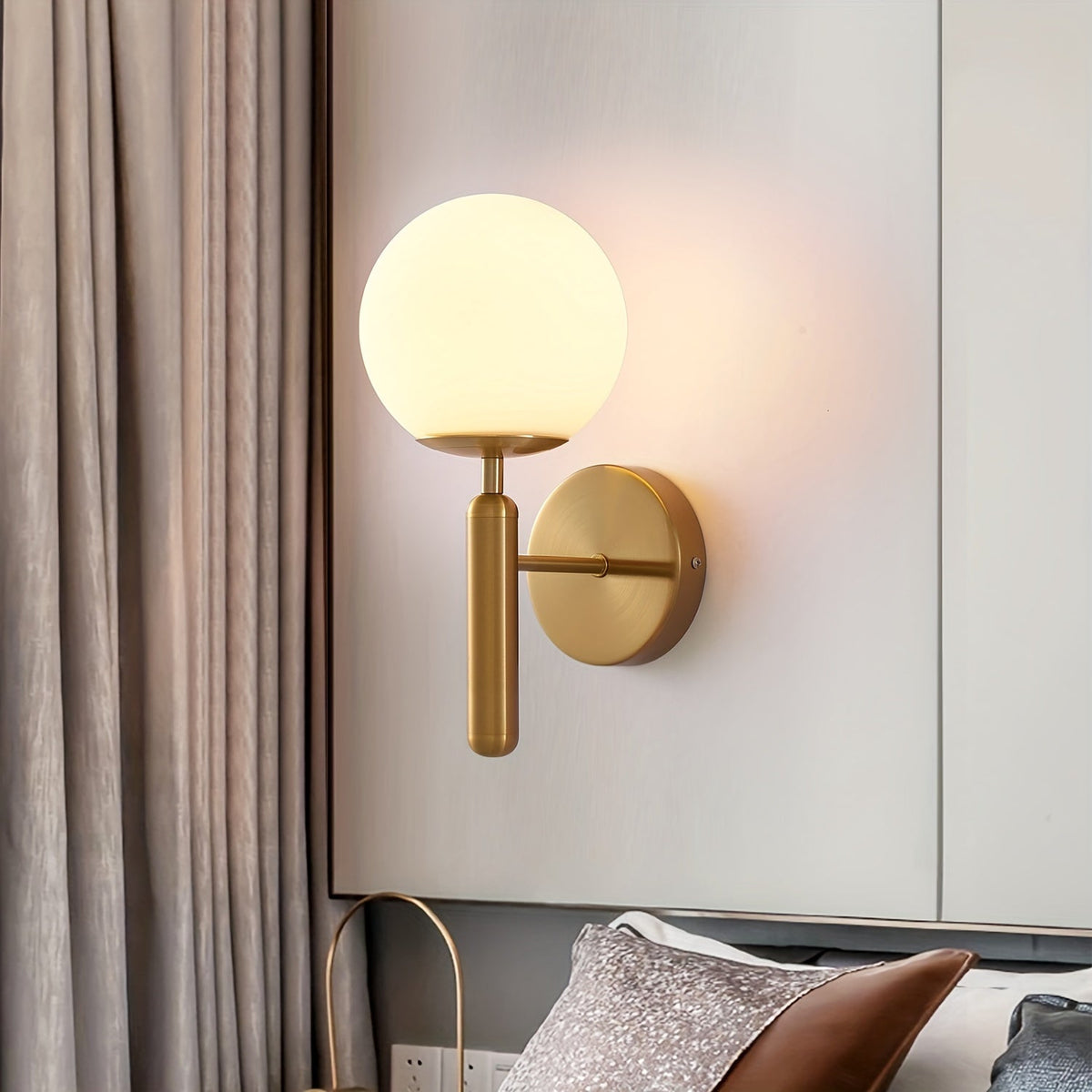 Aplique de Pared Moderno con Globo de Vidrio y Metal Pulido