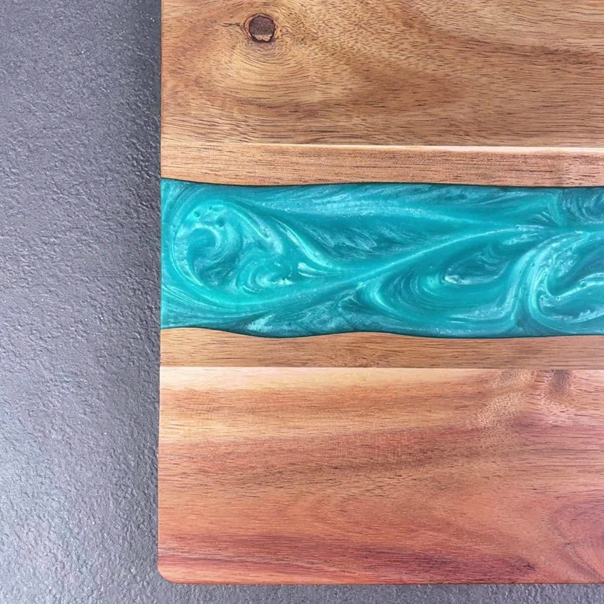 Tabla de Madera de Acacia con Resina Efecto Río para Quesos