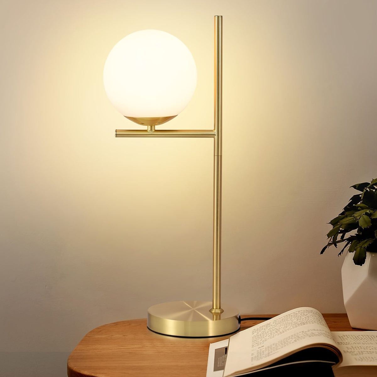 Lámpara de Mesa Dorada Moderna con Globo de Vidrio Blanco