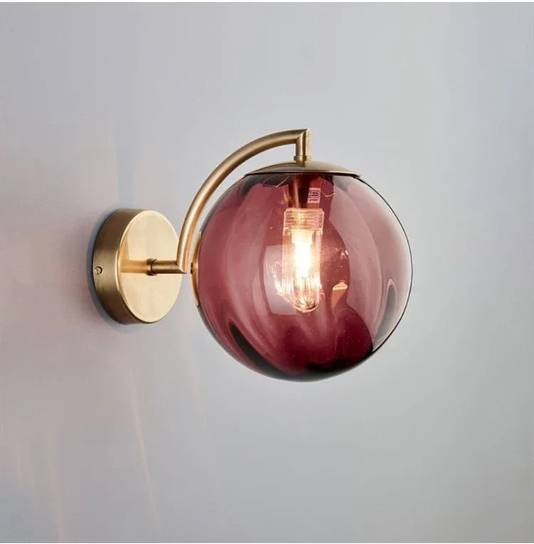 Aplique de Pared con Bola de Vidrio Tintado y Latón Moderno