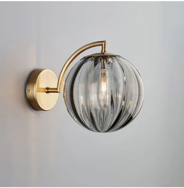 Aplique de Pared con Bola de Vidrio Tintado y Latón Moderno