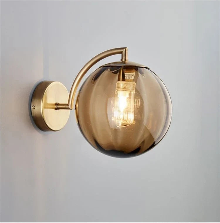 Aplique de Pared con Bola de Vidrio Tintado y Latón Moderno