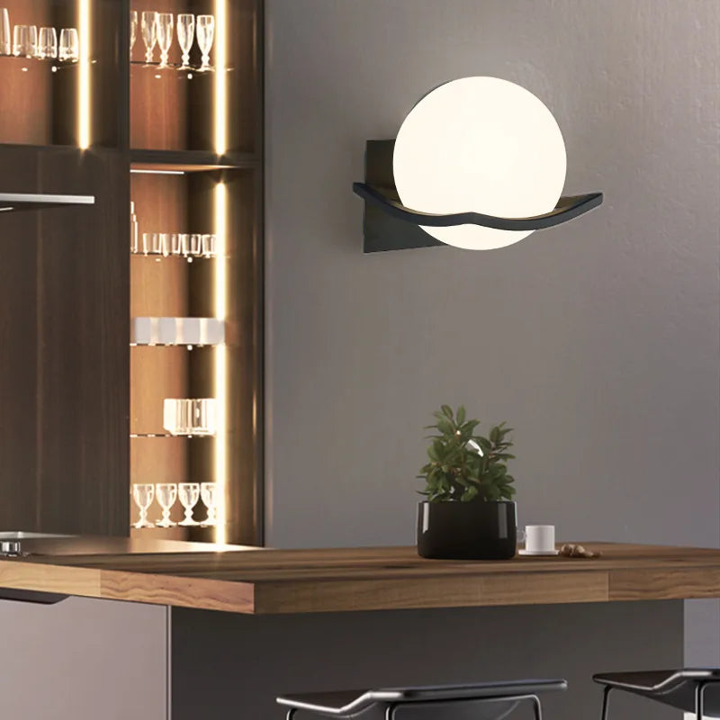 Aplique de Pared Makar con Globo de Vidrio Opal Europeo