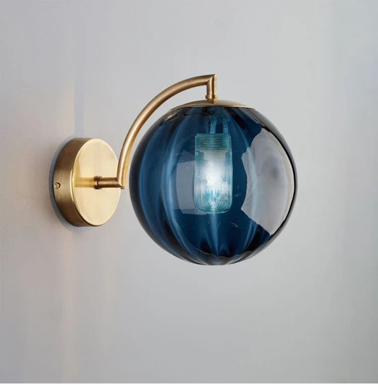 Aplique de Pared con Bola de Vidrio Tintado y Latón Moderno