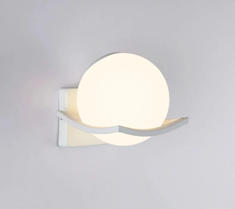 Aplique de Pared Makar con Globo de Vidrio Opal Europeo