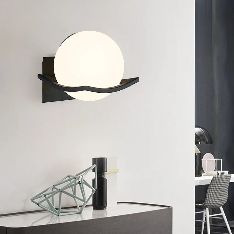 Aplique de Pared Makar con Globo de Vidrio Opal Europeo