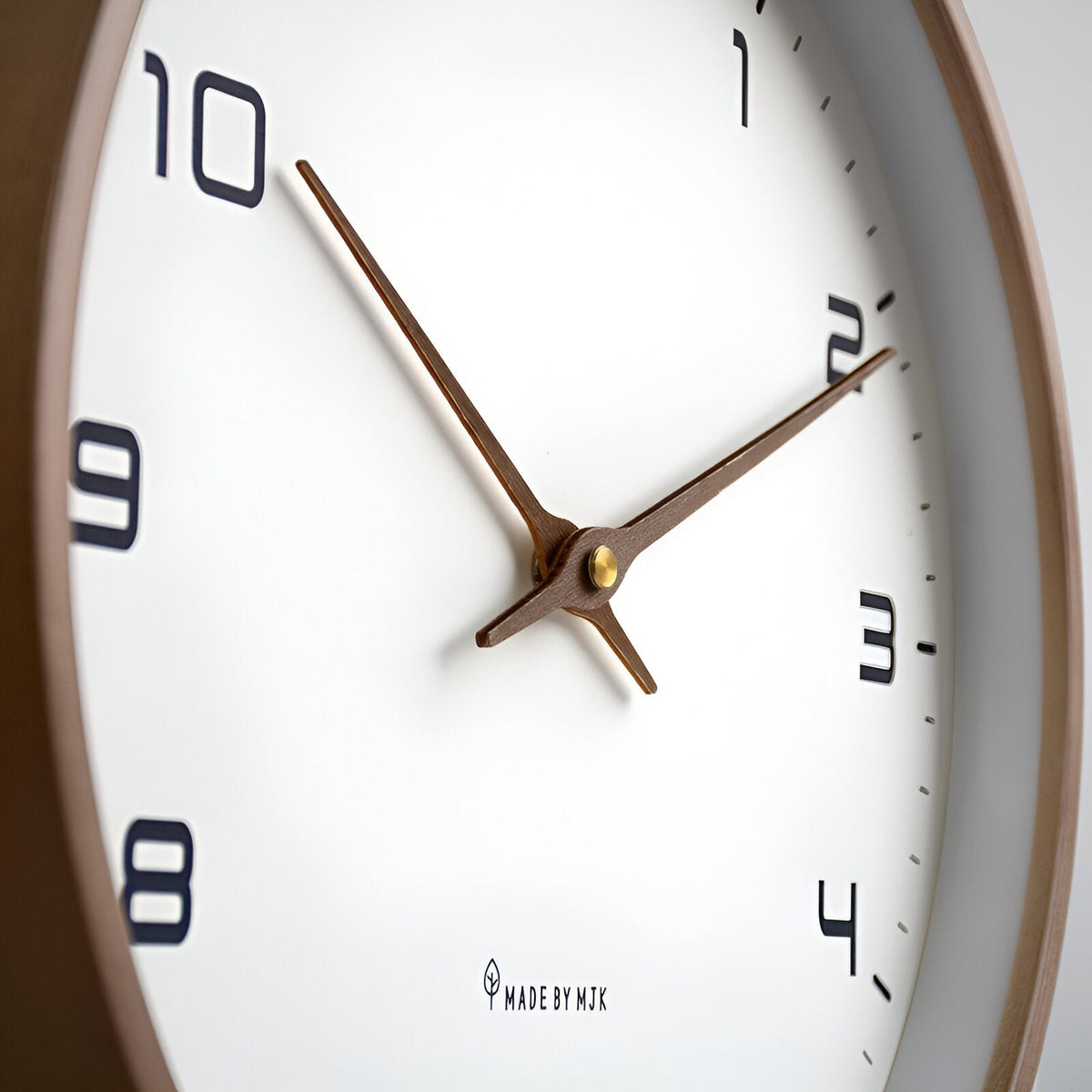 Reloj de Pared Nórdico Minimalista con Marco de Madera