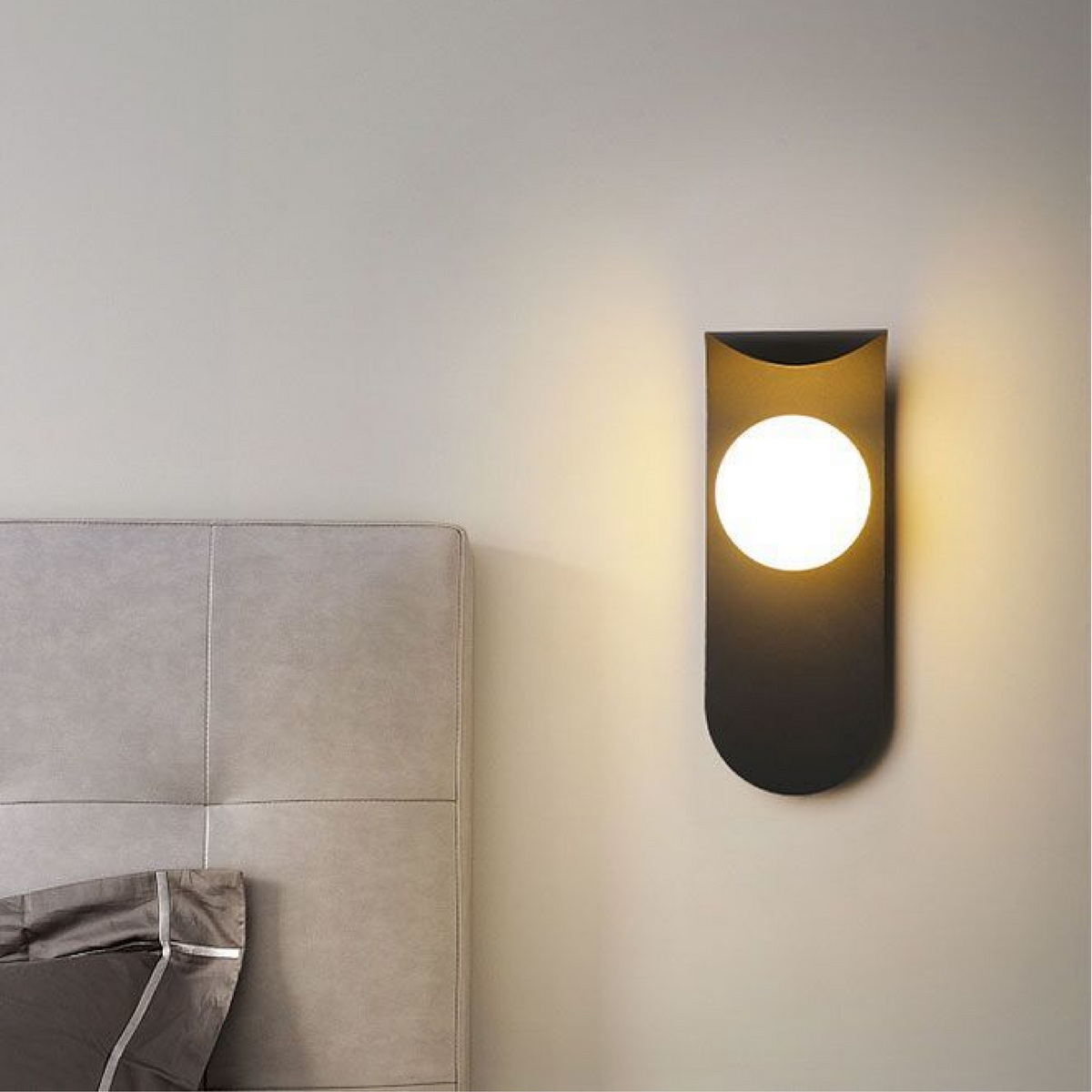 Aplique de Pared Escandinavo con Panel Curvo y Esfera de Luz