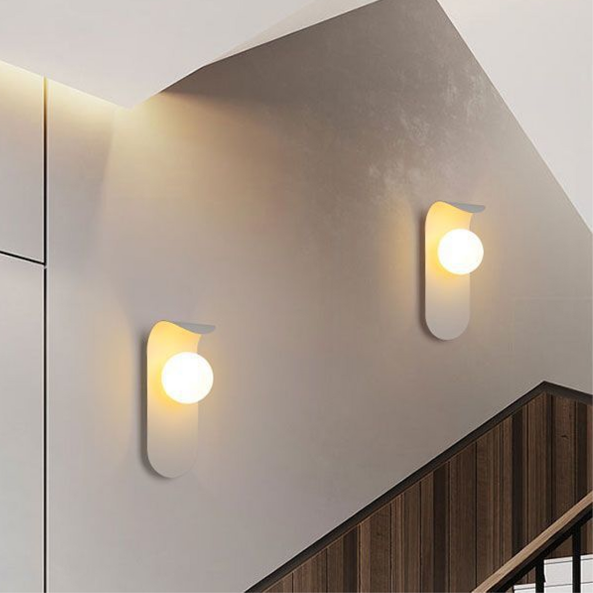 Aplique de Pared Escandinavo con Panel Curvo y Esfera de Luz