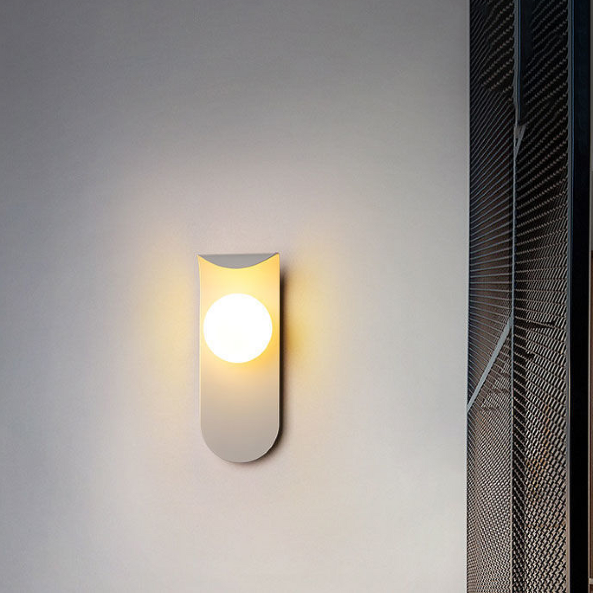 Aplique de Pared Escandinavo con Panel Curvo y Esfera de Luz