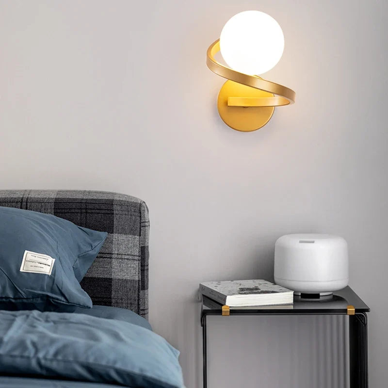 Aplique de Pared Astra Espiral LED con Globos Esmerilados