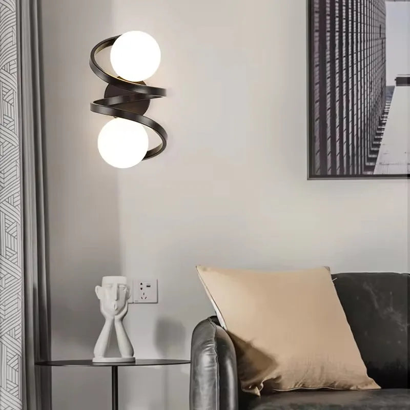 Aplique de Pared Astra Espiral LED con Globos Esmerilados