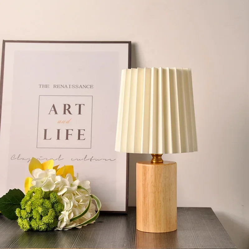 Lámpara de Mesa Plisada con Base de Madera Nórdica Vintage