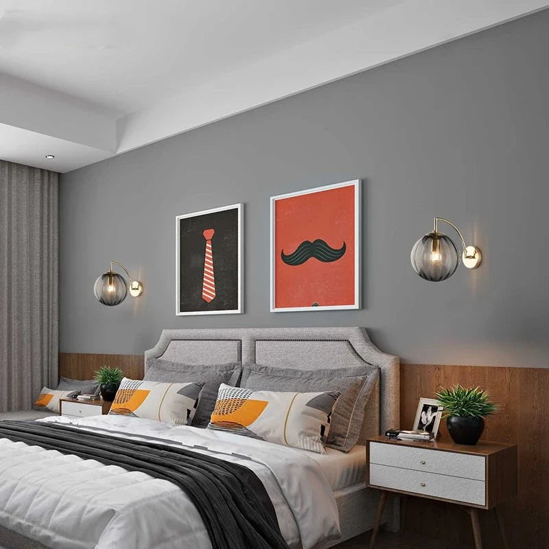 Aplique de Pared con Bola de Vidrio Tintado y Latón Moderno