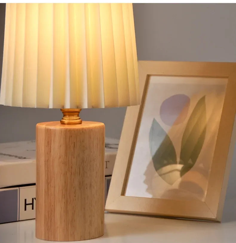 Lámpara de Mesa Plisada con Base de Madera Nórdica Vintage