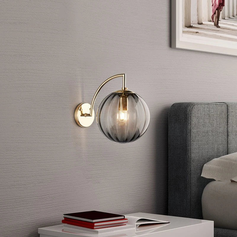 Aplique de Pared con Bola de Vidrio Tintado y Latón Moderno