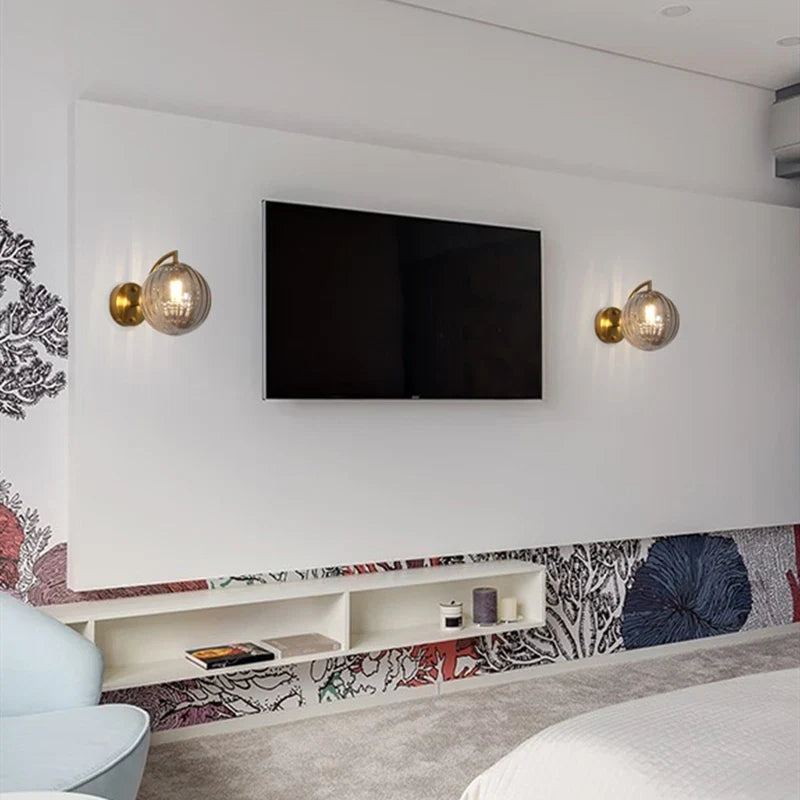 Aplique de Pared con Bola de Vidrio Tintado y Latón Moderno