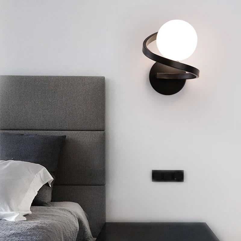 Aplique de Pared Astra Espiral LED con Globos Esmerilados