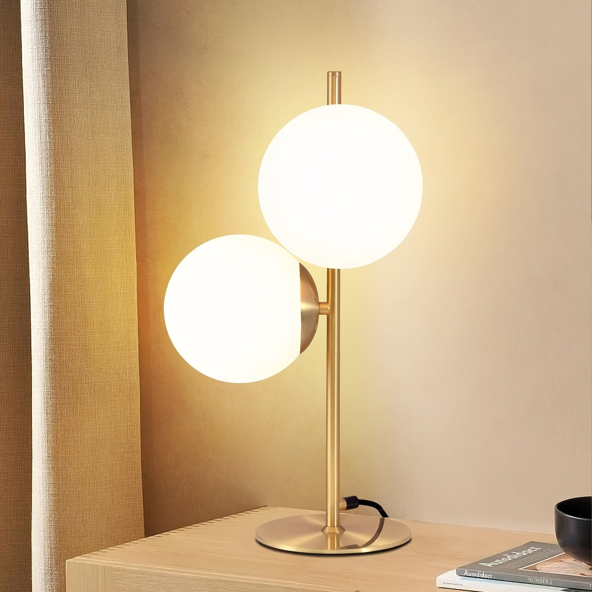 Lámpara de Mesa Dorada Moderna con Globo de Vidrio Blanco