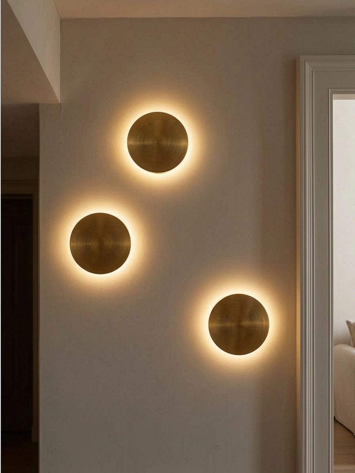 Composición de tres apliques Lunaris en la pared de un pasillo