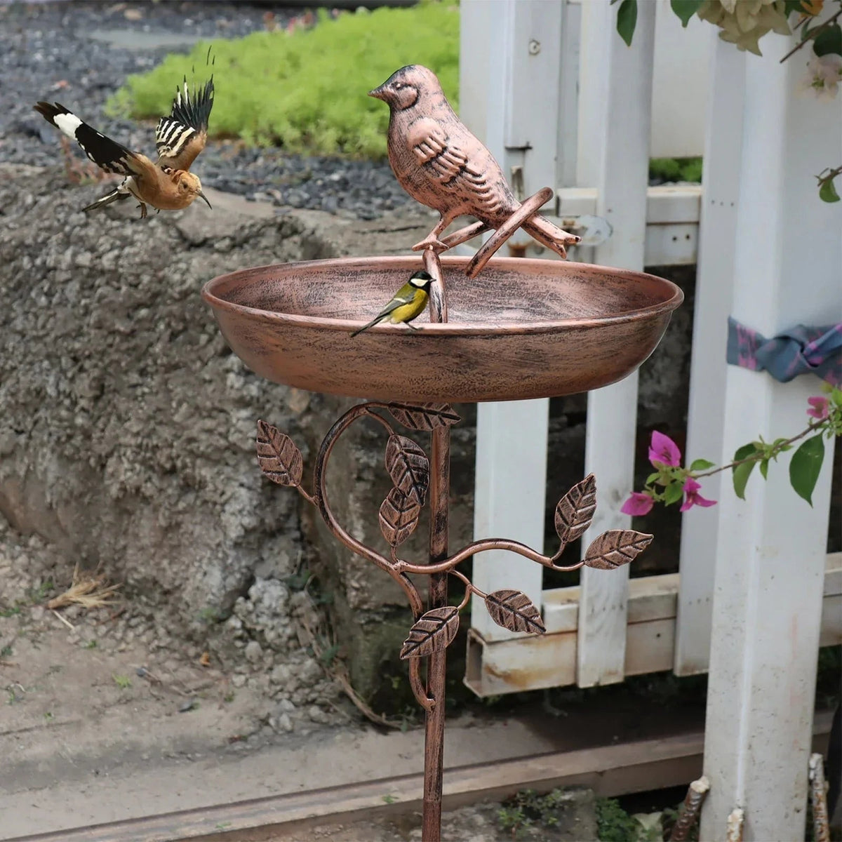 Bebedero para Pájaros de Metal con Pie Decorativo de Jardín