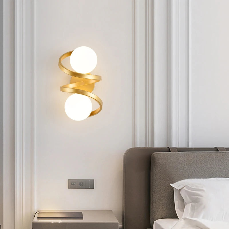 Aplique de Pared Astra Espiral LED con Globos Esmerilados